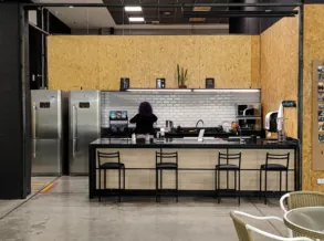 Estrutura da Aldeia Coworking com áreas compartilhadas para apoio aos escritórios privativos