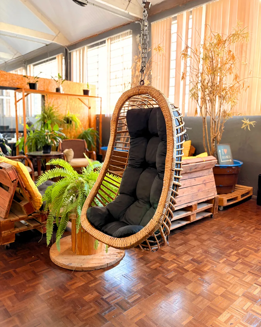 Ambiente de coworking da Aldeia com mesas compartilhadas