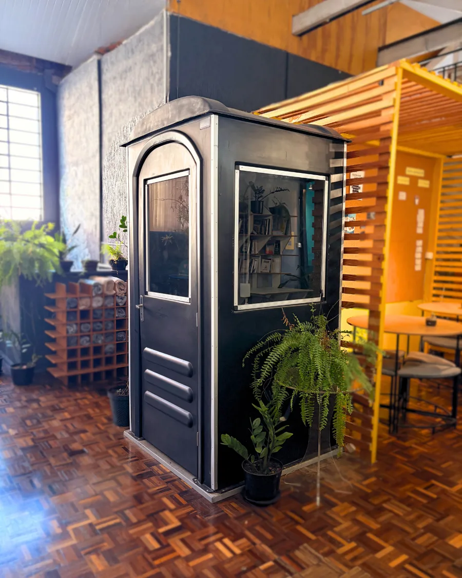 Mesa de trabalho em ambiente iluminado da Aldeia