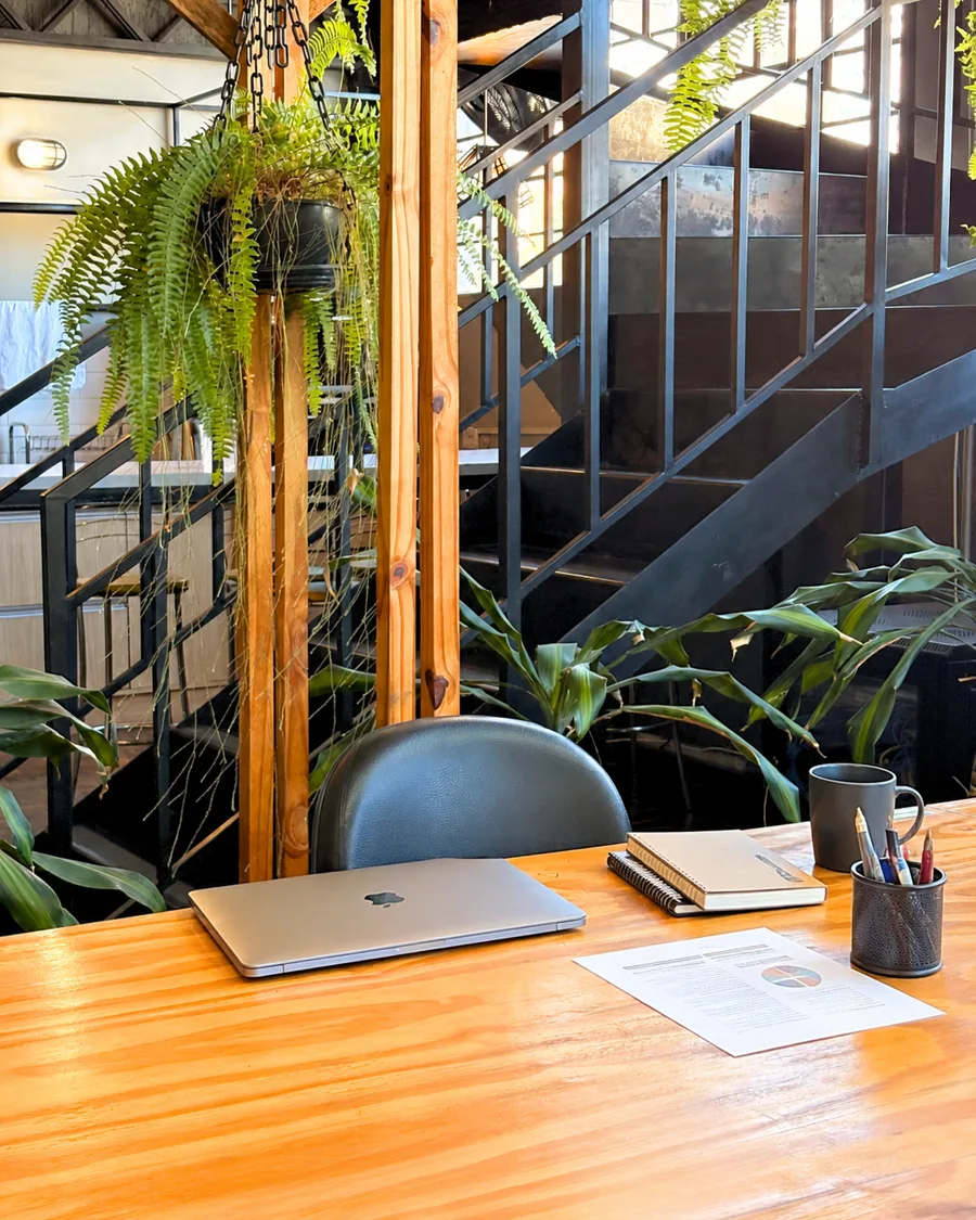 Área de mesas fixas e estações de trabalho da Aldeia Coworking