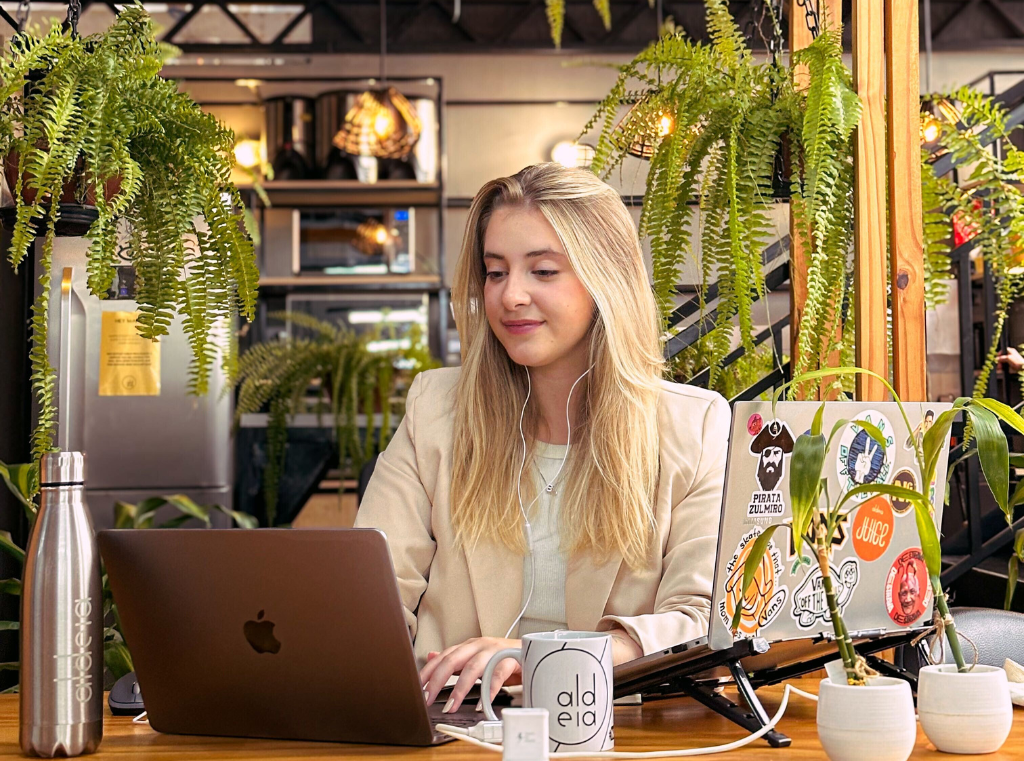Cliente utilizando o espaço compartilhado da Aldeia Coworking Centro Cívico em Curitiba