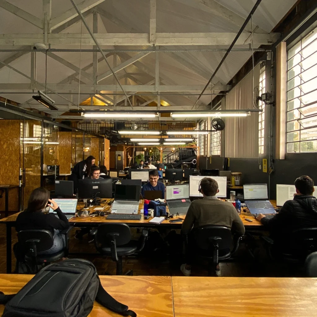 Clientes utilizando os espaços compartilhados da Aldeia Coworking Centro Cívico em Curitiba