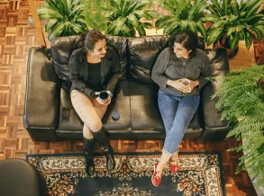 Clientes em um ambiente de descontração na Aldeia Coworking Centro Cívico