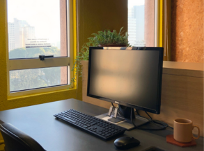 Mesa compartilhada para coworking em Curitiba