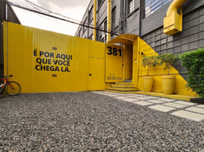 Fachada da Aldeia Coworking, espaço com escritórios privativos na Candido de Abreu