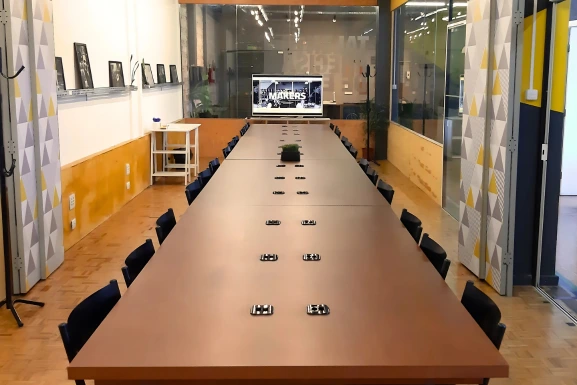 Sala de reunião para evento corporativo com capacidade para 24 pessoas em Curitiba na Aldeia Coworking