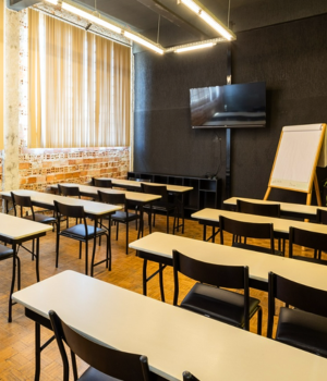 Sala de treinamento para eventos corporativos com capacidade para 18 pessoas em Curitiba na Aldeia Coworking