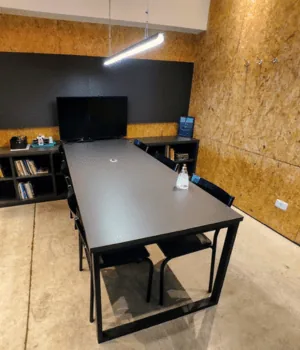 Sala de reunião em Curitiba para 6 pessoas na Aldeia Coworking