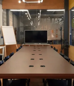 Sala de reunião em Curitiba para 12 pessoas na Aldeia Coworking