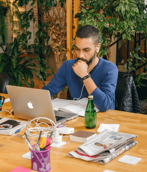 Cliente utilizando o espaço compartilhado da Aldeia Coworking Centro Cívico em Curitiba